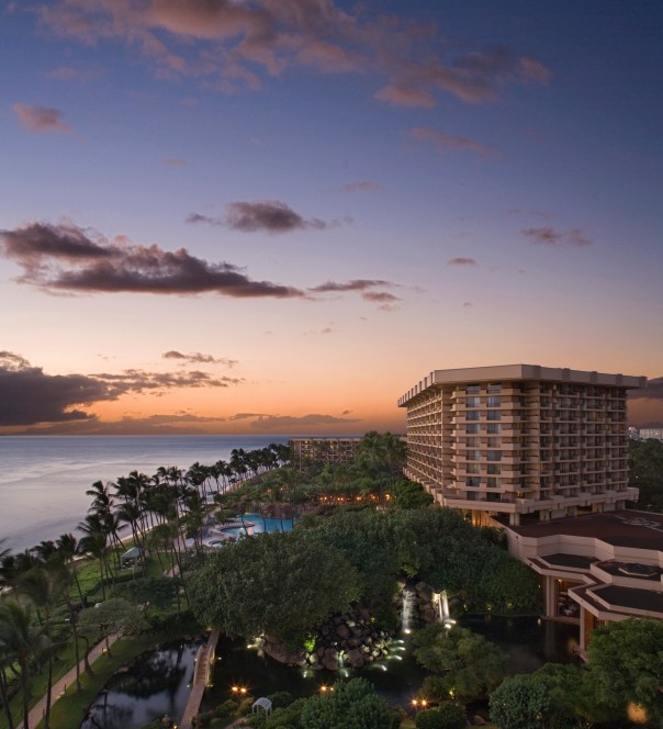 Hyatt Regency Maui_Swan_Bridge_dusk_hr
